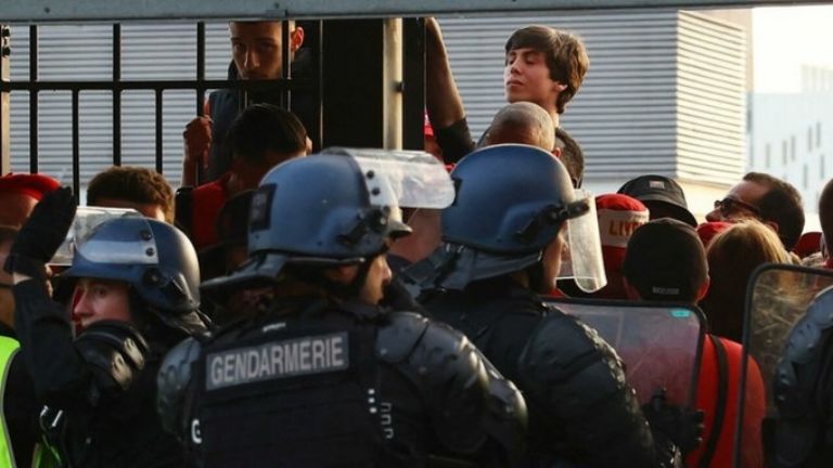 Aficionados del Liverpool violan seguridad durante la Champions League 