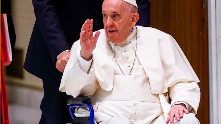 ¿Peligra su salud? Aparece el Papa Francisco usando una silla de ruedas