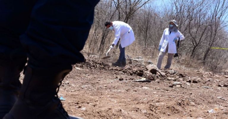 Expertos forenses llegan al lugar del crimen