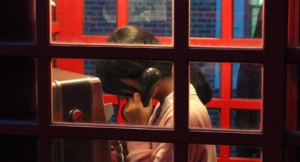 Por el confinamiento, una mujer y su perro son forzados a vivir en una cabina telefónica