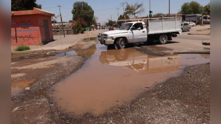 Denuncian fuga de aguas negras en calle Rosendo Montiel en Ciudad Obregón