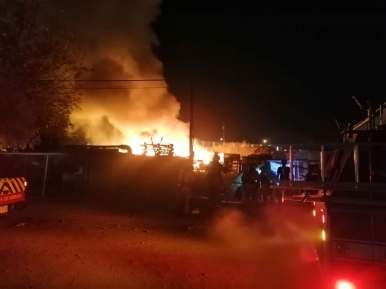 En la imagen, el voraz incendio que se desató el pasado jueves en Parque Industrial, Ciudad Obregón.