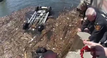 Rescate de impacto: Policía de Nueva Jersey saca del río a una mujer que cayó con su camioneta