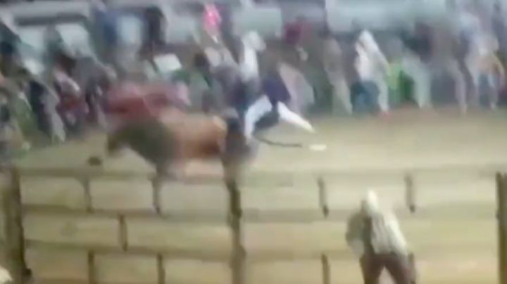 (VIDEO) Trágico final: Hombre es embestido por un toro y muere; disfrutaba de un jaripeo