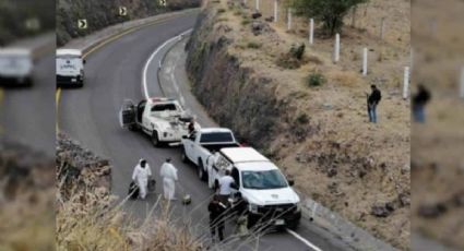 Macabro: Al interior de un vehículo abandonado en la carretera, hallan 6 cuerpos sin vida