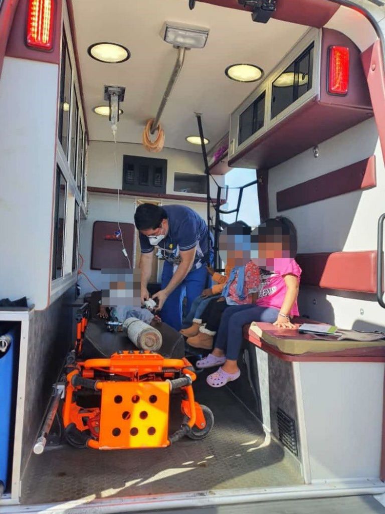 Lo niños siendo atendido en el helicóptero 