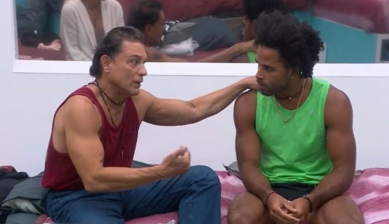 Osvaldo Ríos hablando con Lewis Mendoza 