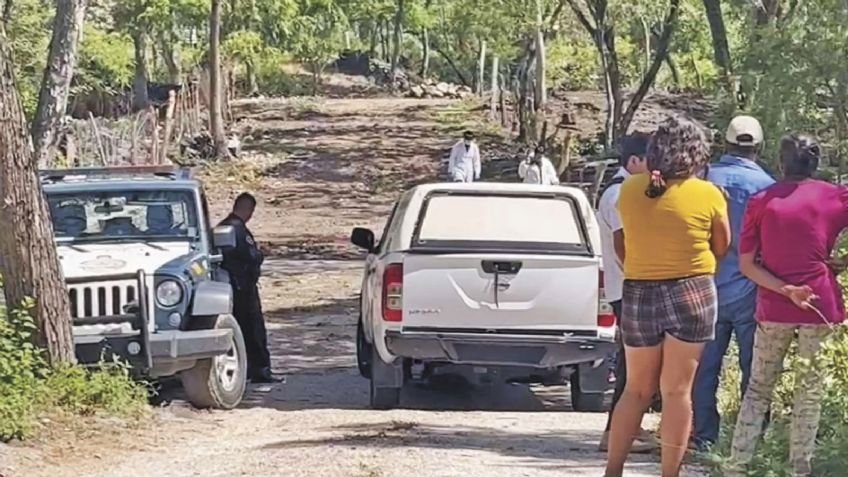 Localizan a hombre maniatado y con impactos bala en medio de un terreno baldío