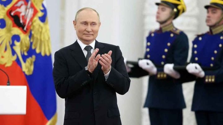 ¿En estado grave? Captan a Vladimir Putin temblando durante un evento público