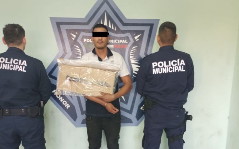 Agentes detienen a Roberto 'N', presunto asaltante de Cajeme. Foto: Facebook