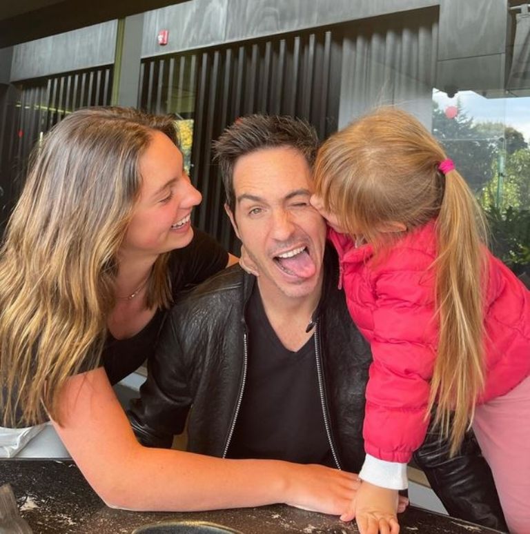 Mauricio Ochmann y sus hijas