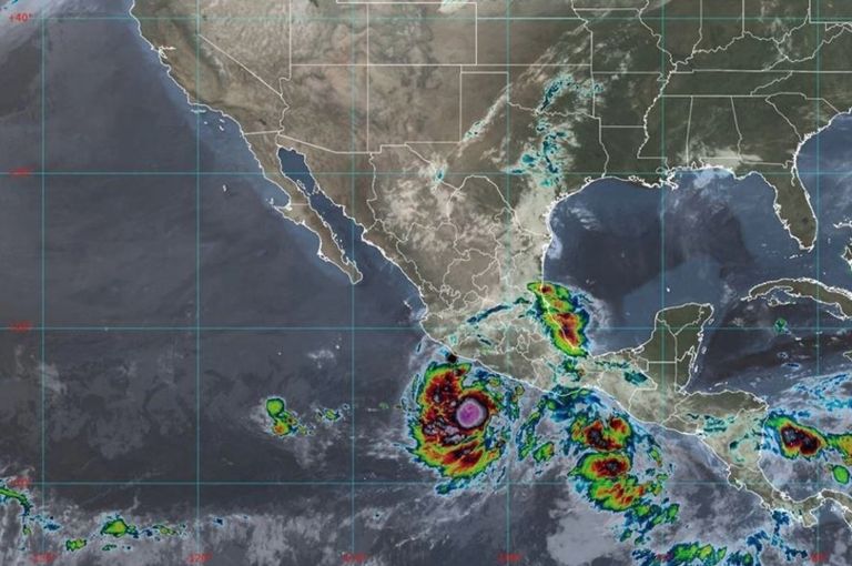 El huracán Blas se mantiene en Categoría 1 este jueves. Foto: Internet