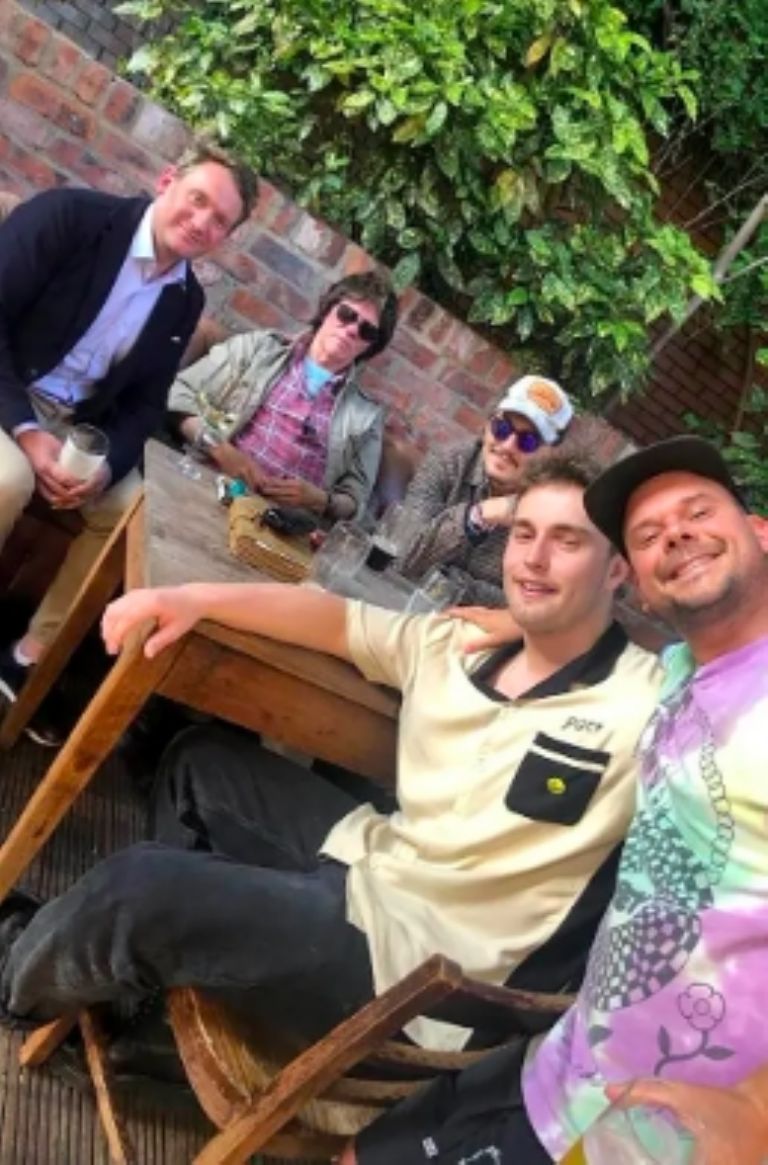 Johnny Depp con sus fans en un pub 