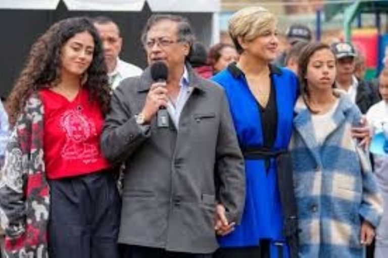 Gustavo Petro, presidente electo de Colombia, y su familia. Foto: Internet