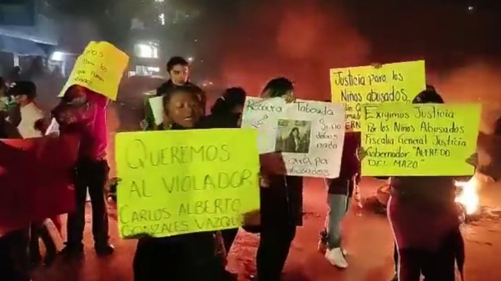 Exigen capturar a Carlos, profesor de kínder; lo acusan de abusar y tocar a niños en la escuela