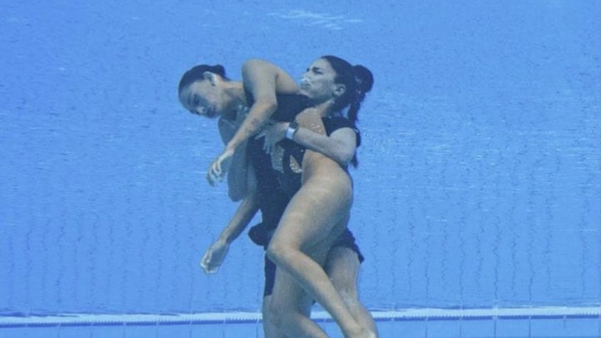 De infarto: Tras desmayarse en plena competencia, nadadora tendrá otra oportunidad