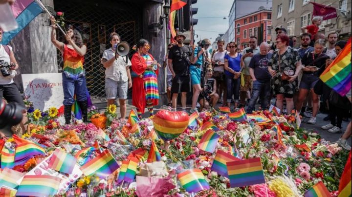 La policía interroga al atacante de los bares LGBTQ+ de Noruega; él se niega a hablar