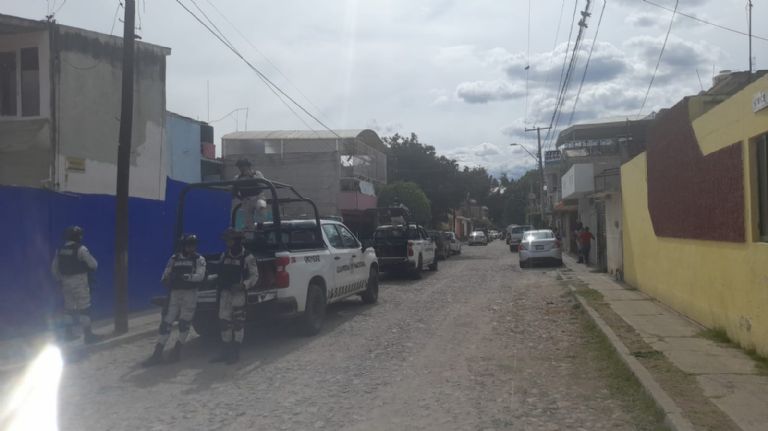 Autoridades catearon la vivienda en donde encontraron el cuerpo de una fémina. Foto: Twitter