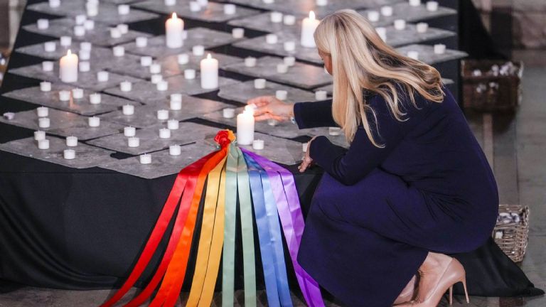 Memorial de la catedral de Oslo por el ataque en bares LGBTQ+