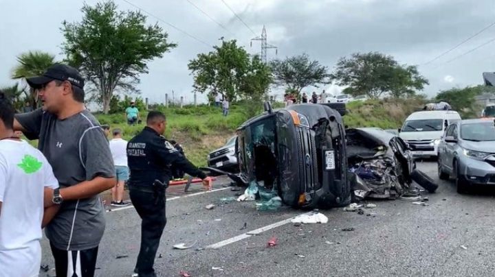 Terrible accidente: Conductor de trailer pierde el control y embiste varios autos en la Autopista del Sol