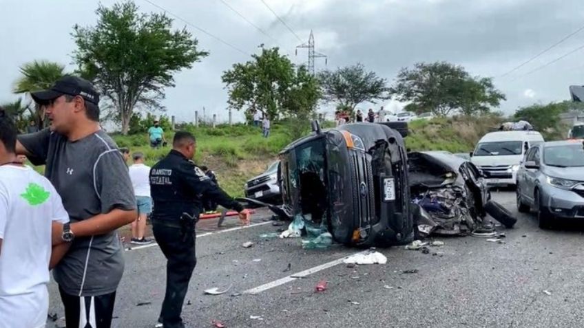 Terrible accidente: Conductor de trailer pierde el control y embiste varios autos en la Autopista del Sol