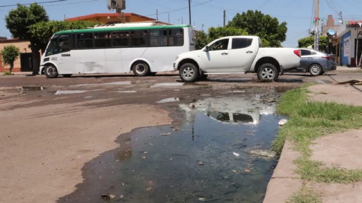 Ciudad Obregón: 'Eterno' drenaje colapsado daña las calles de la colonia Cortinas