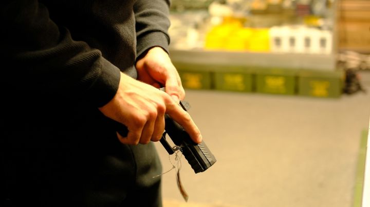 A días de la masacre en Texas, detienen a estudiante que guardaba armas y municiones en su auto