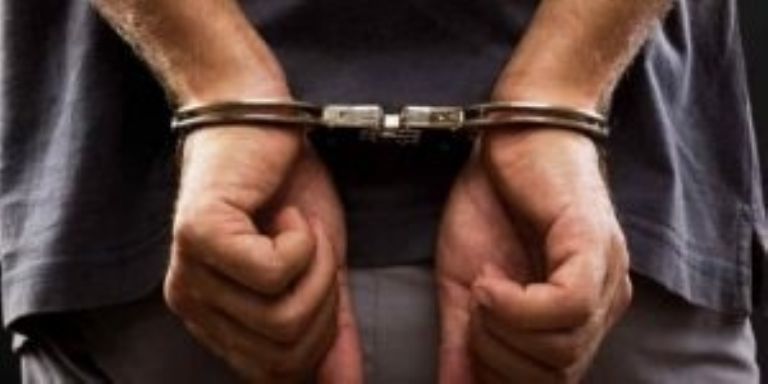 El joven que portaba armas en su vehículo, quedó a disposición de las autoridades. Crédito: Internet