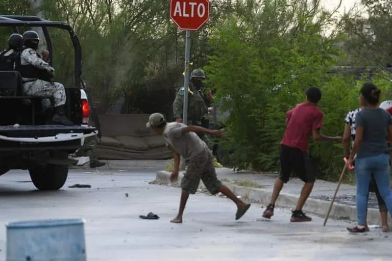 Civiles agreden a militares tras abatimiento de tres presuntos sicarios del Cártel del Noreste. Foto: Internet