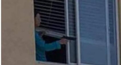 Con un arma en los brazos, mujer amenaza a estudiantes con dispararles desde su ventana