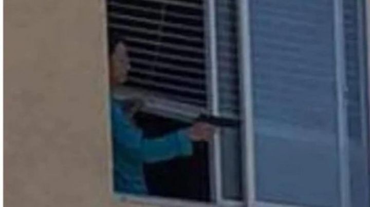Con un arma en los brazos, mujer amenaza a estudiantes con dispararles desde su ventana