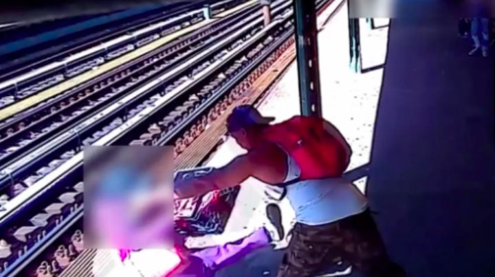 (VIDEO) De terror: Sin razón alguna, un hombre lanza a las vías del Metro de NY a una mujer