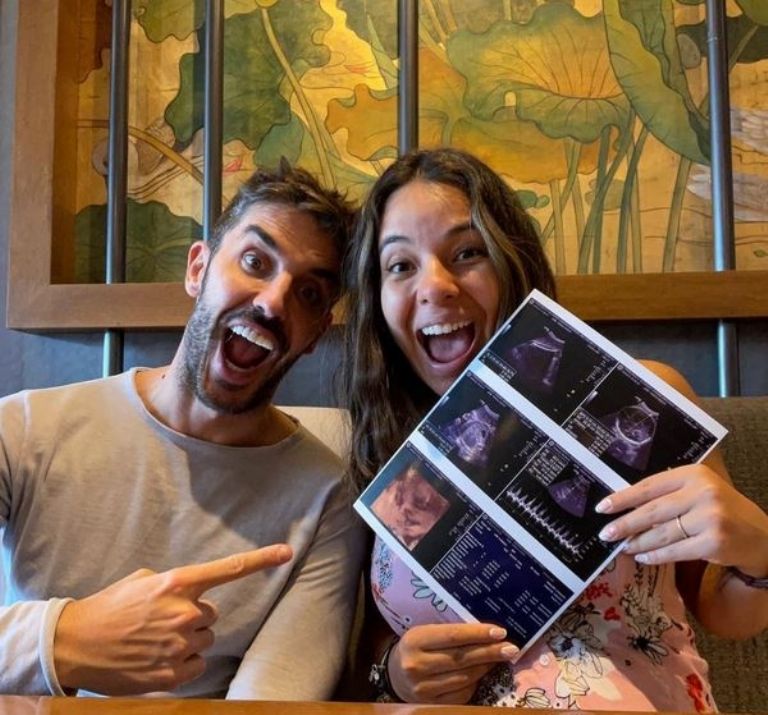 Pedro Prieto muestra el ultrasonido de Leonardo