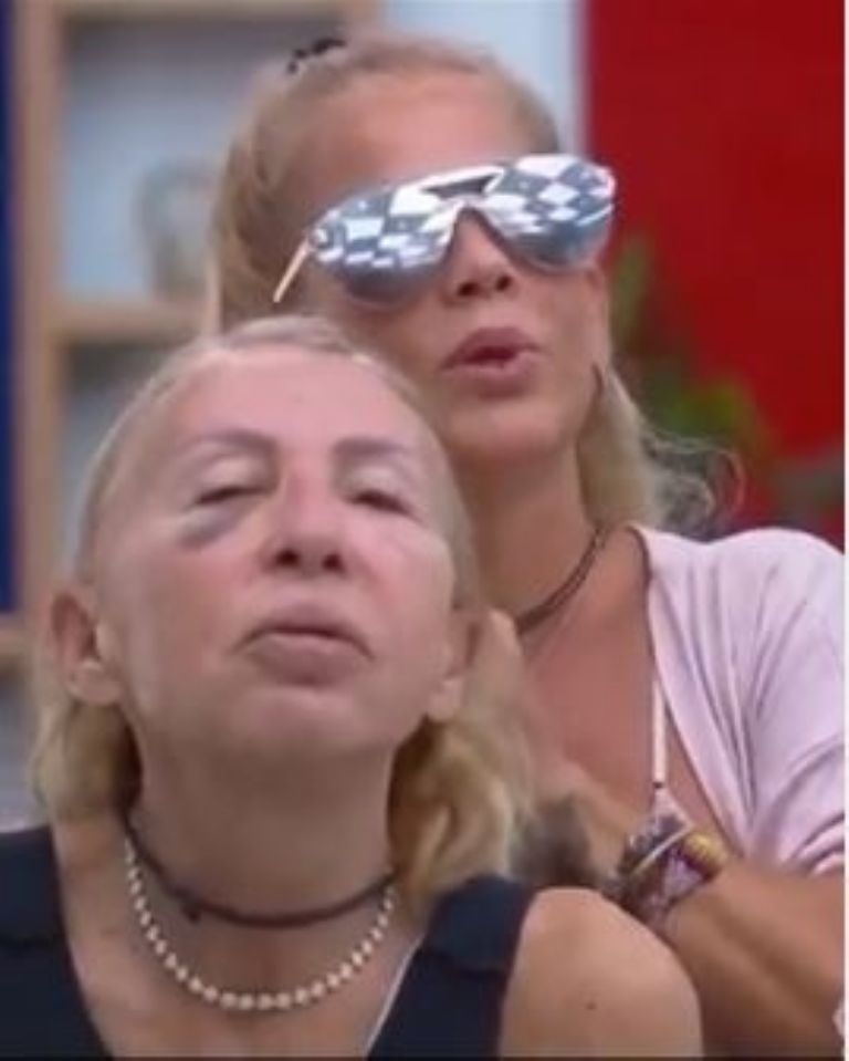 Niurka peinando a Laura Bozzo