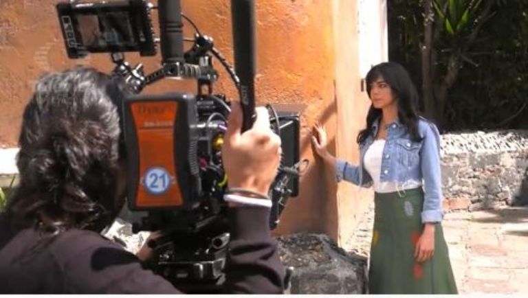 Livia Brito gravando los avances de 'Mujer de Nadie'