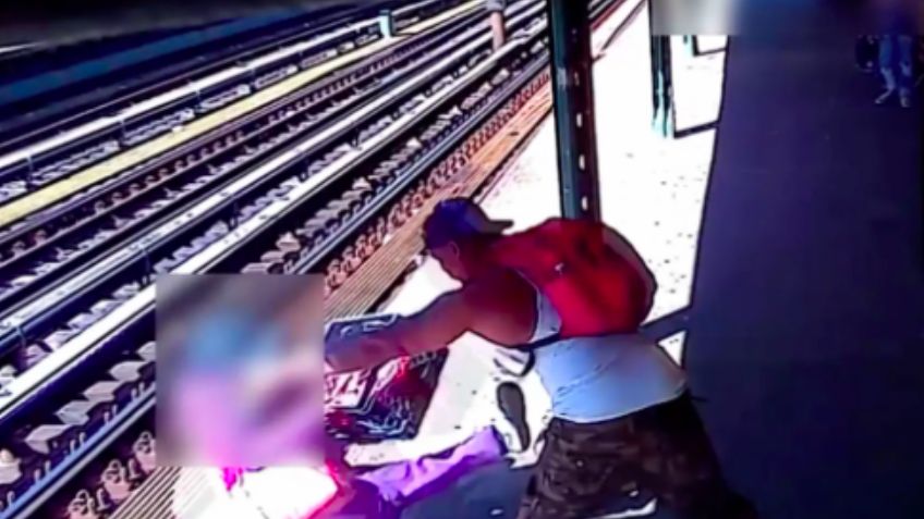 (VIDEO) De terror: Sin razón alguna, un hombre lanza a las vías del Metro de NY a una mujer
