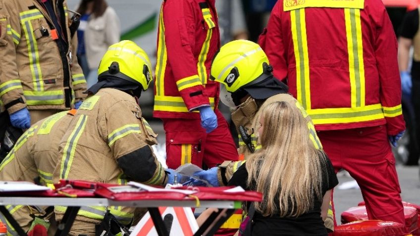 Hombre pierde el control de su auto y atropella a decenas de peatones; hay un muerto