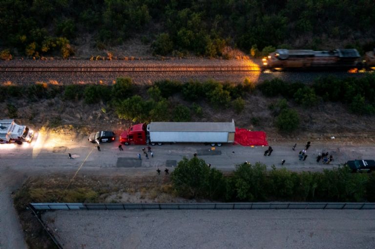 Piden no deportar a sobrevivientes de tragedia en tráiler de Texas. Foto:Internet