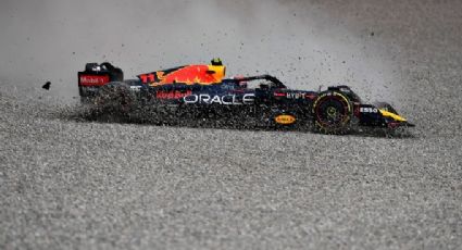 'Checo' Pérez lo pasa mal "en casa": Choque lo llevó a dejar la carrera; Leclerc obtiene el primer sitio