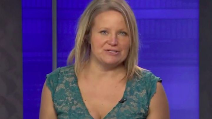 Todo sea por el bono: Conductora de TV da noticias en vivo en estado inconveniente