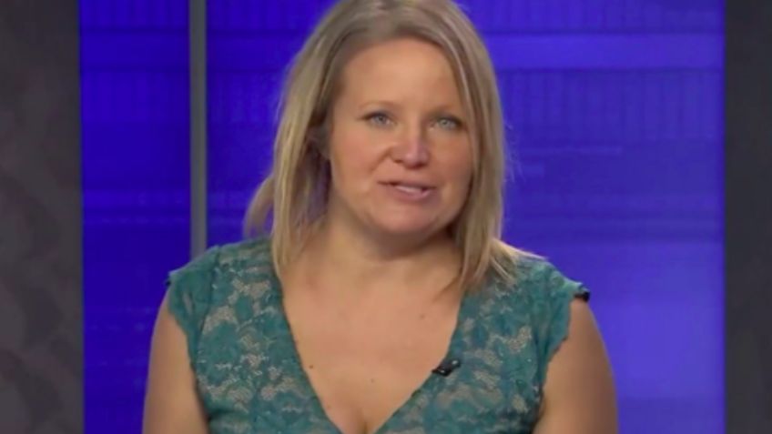 Todo sea por el bono: Conductora de TV da noticias en vivo en estado inconveniente