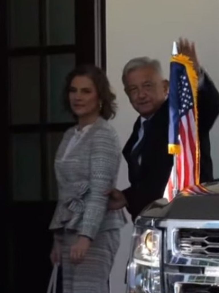 AMLO y su esposa, Beatriz Gutiérrez, arriban a la Casa Blanca. Foto: Twitter