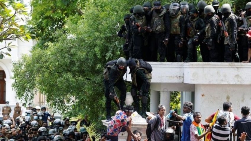 Presidente de Sri Lanka cumple y renuncia; Huye a bordo de un jet mientras hay protestas