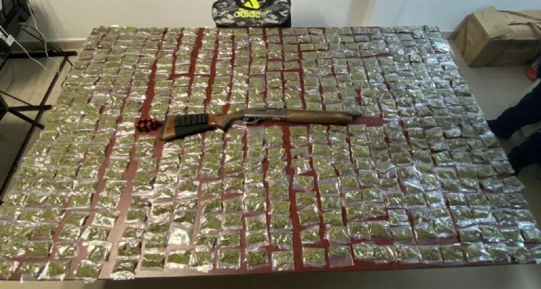 Autoridades aseguraron cerca de 500 narcóticos y un arma de fuego en Cajeme. Foto: Facebook