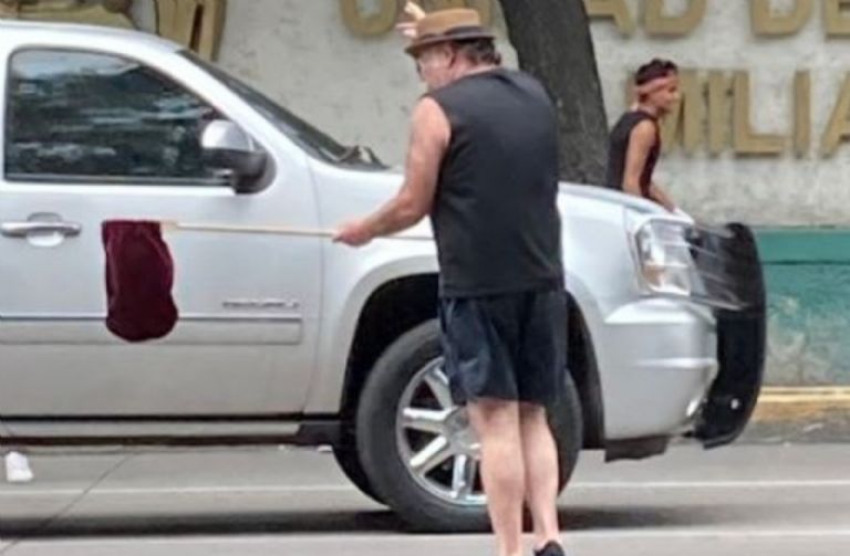 Jesús Ochoa fue captado limpiando parabrisas