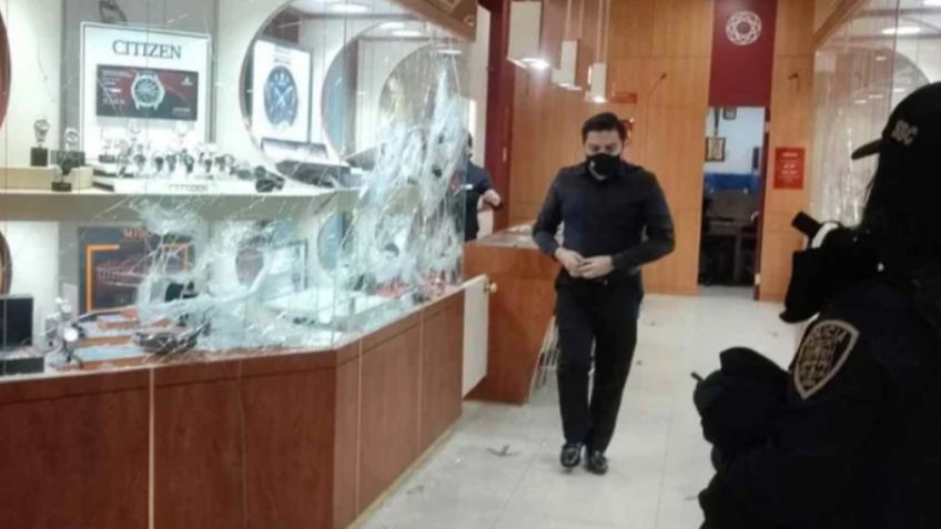 Sujetos armados irrumpen en concurrida plaza comercial y ejecutan robo a joyería