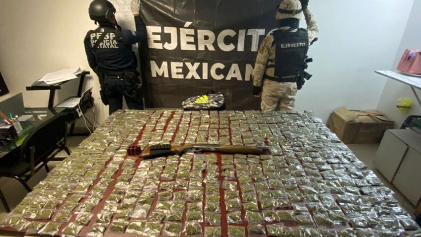 Cajeme: Sujeto huye y abandona cerca de 500 envoltorios de narcóticos y un arma de fuego