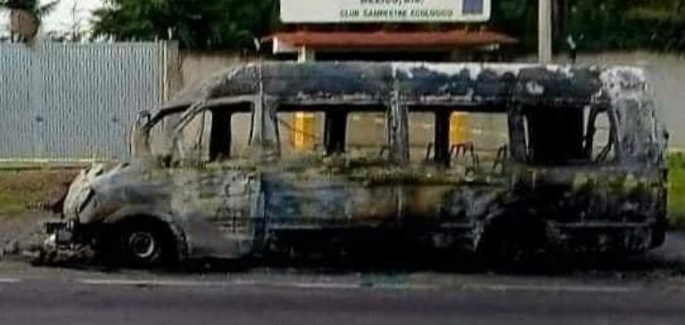 Autoridades se movilizaron por el incendio de una unidad de transporte público; responsables serían del CJNG. Foto: Facebook