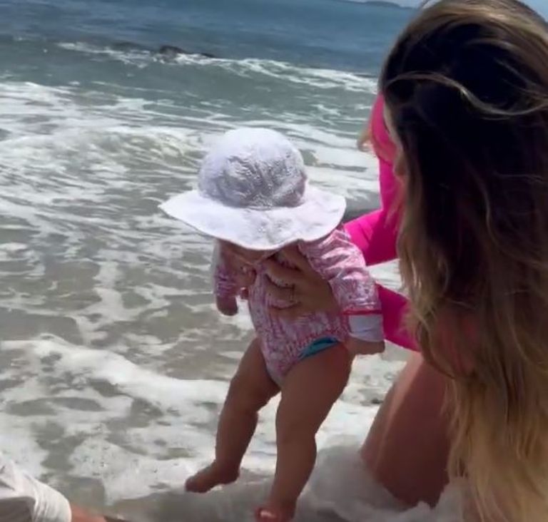 Nieta de Alejandro Fernández conoce la playa