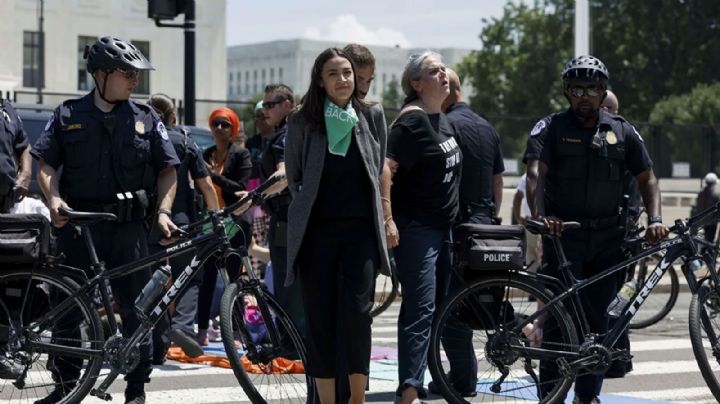 EU: Demócrata Alexandria Ocasio y otras 16 legisladoras son arrestadas en protesta proaborto